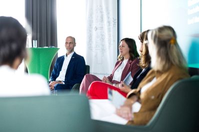 Am 2. Juni 2026 nahm Bundesministerin Claudia Bauer (3.v.r.) im Rahmen ihres Bundesl&auml;ndertages in Tirol am Partnertag des Netzwerks &bdquo;Unternehmen f&uuml;r Familien&ldquo; teil .