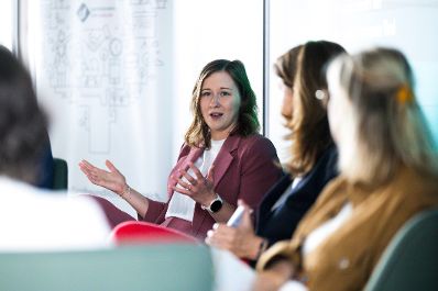 Am 2. Juni 2026 nahm Bundesministerin Claudia Bauer (m.) im Rahmen ihres Bundesl&auml;ndertages in Tirol am Partnertag des Netzwerks &bdquo;Unternehmen f&uuml;r Familien&ldquo; teil .