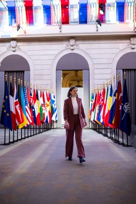 Am 6. J&auml;nner 2026 nahm Bundesministerin Claudia Plakolm (im Bild) am Treffen der Coalition of the Willing teil.