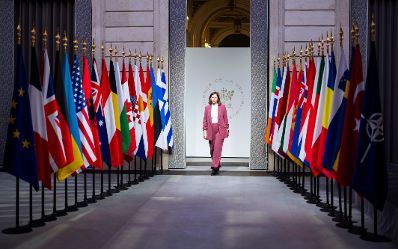 Am 6. J&auml;nner 2026 nahm Bundesministerin Claudia Plakolm (im Bild) am Treffen der Coalition of the Willing teil.