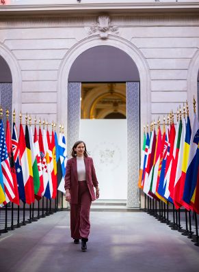 Am 6. J&auml;nner 2026 nahm Bundesministerin Claudia Plakolm (im Bild) am Treffen der Coalition of the Willing teil.