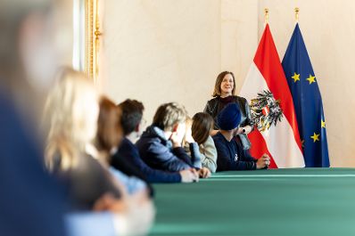 Am 7. J&auml;nner 2026 empfing Bundesministerin Claudia Plakolm (r.) eine Besuchergruppe im Bundeskanzleramt.