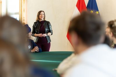 Am 7. J&auml;nner 2026 empfing Bundesministerin Claudia Plakolm (3.v.l.) eine Besuchergruppe im Bundeskanzleramt.