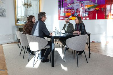 Am 7. J&auml;nner 2026 empfing Bundesministerin Claudia Plakolm (r.) den Wiener Erzbischof Josef Gr&uuml;nwidl (2.v.l.) zu einem Arbeitsgespr&auml;ch im Bundeskanzleramt.