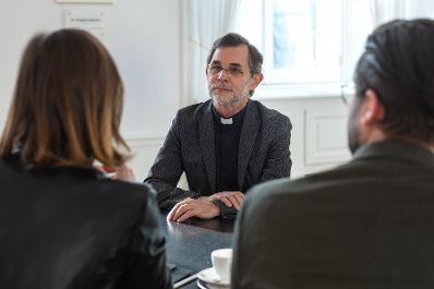 Am 7. J&auml;nner 2026 empfing Bundesministerin Claudia Plakolm (l.) den Wiener Erzbischof Josef Gr&uuml;nwidl (m.) zu einem Arbeitsgespr&auml;ch im Bundeskanzleramt.