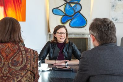 Am 7. J&auml;nner 2026 empfing Bundesministerin Claudia Plakolm (m.) den Wiener Erzbischof Josef Gr&uuml;nwidl (r.) zu einem Arbeitsgespr&auml;ch im Bundeskanzleramt.