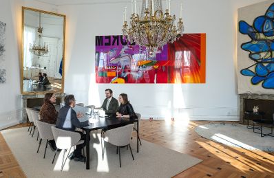 Am 7. J&auml;nner 2026 empfing Bundesministerin Claudia Plakolm (r.) den Wiener Erzbischof Josef Gr&uuml;nwidl (2.v.l.) zu einem Arbeitsgespr&auml;ch im Bundeskanzleramt.