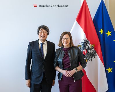 Am 7. J&auml;nner 2026 empfing Bundesministerin Claudia Plakolm (r.) den Botschafter von Japan Kiminori Iwama (l.) zu einem Arbeitsgespr&auml;ch im Bundeskanzleramt.