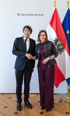 Am 7. J&auml;nner 2026 empfing Bundesministerin Claudia Plakolm (r.) den Botschafter von Japan Kiminori Iwama (l.) zu einem Arbeitsgespr&auml;ch im Bundeskanzleramt.