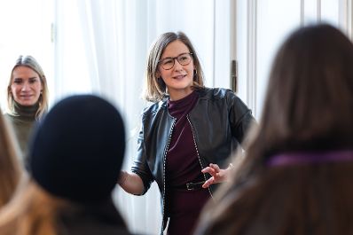 Am 7. J&auml;nner 2026 empfing Bundesministerin Claudia Plakolm (m.) eine Besuchergruppe im Bundeskanzleramt.
