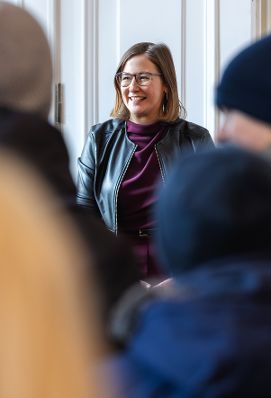 Am 7. J&auml;nner 2026 empfing Bundesministerin Claudia Plakolm (m.) eine Besuchergruppe im Bundeskanzleramt.