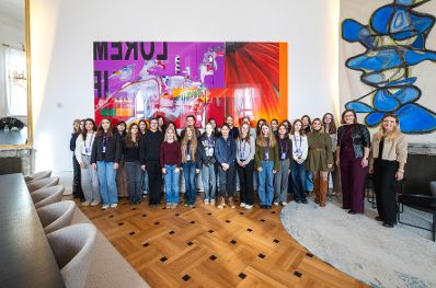 Am 7. J&auml;nner 2026 empfing Bundesministerin Claudia Plakolm (2.v.r.) eine Besuchergruppe im Bundeskanzleramt.