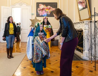Am 7. J&auml;nner 2026 empfing Bundesministerin Claudia Plakolm (r.) Sternsinger im Bundeskanzleramt.