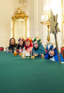 Am 7. J&auml;nner 2026 empfing Bundesministerin Claudia Plakolm (l.) Sternsinger im Bundeskanzleramt.