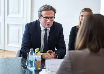 Am 8. J&auml;nner 2026 empfing Bundesministerin Claudia Plakolm (r.) den Regierungssprecher des Landes Nordrhein-Westfalen und Staatssekret&auml;r f&uuml;r Europaangelegenheiten sowie Internationales Christian Wiermer (l.), zu einem Arbeitsbesuch im Bundeskanzleramt.