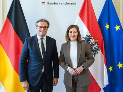 Am 8. J&auml;nner 2026 empfing Bundesministerin Claudia Plakolm (r.) den Regierungssprecher des Landes Nordrhein-Westfalen und Staatssekret&auml;r f&uuml;r Europaangelegenheiten sowie Internationales Christian Wiermer (l.), zu einem Arbeitsbesuch im Bundeskanzleramt.