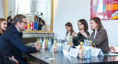 Am 8. J&auml;nner 2026 empfing Bundesministerin Claudia Plakolm (r.) den Regierungssprecher des Landes Nordrhein-Westfalen und Staatssekret&auml;r f&uuml;r Europaangelegenheiten sowie Internationales Christian Wiermer (l.), zu einem Arbeitsbesuch im Bundeskanzleramt.