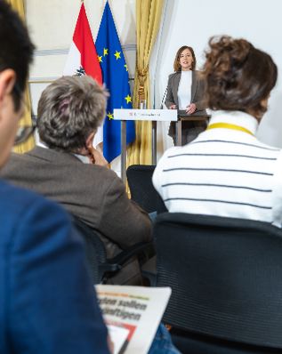 Am 8. J&auml;nner 2026 pr&auml;sentierte Bundesministerin Claudia Plakolm (m.) die aktuellen Zivildienst-Zahlen.