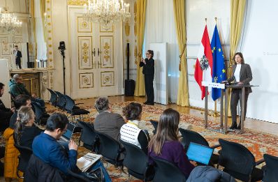 Am 8. J&auml;nner 2026 pr&auml;sentierte Bundesministerin Claudia Plakolm (r.) die aktuellen Zivildienst-Zahlen.