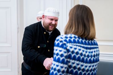 Am 15. J&auml;nner 2026 empfing Bundesministerin Claudia Bauer (r.) Rauchfangkehrerinnen und Rauchfangkehrer in ihrem B&uuml;ro.