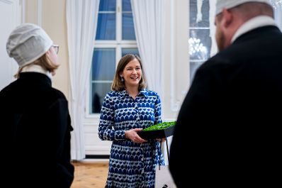 Am 15. J&auml;nner 2026 empfing Bundesministerin Claudia Bauer (m.) Rauchfangkehrerinnen und Rauchfangkehrer in ihrem B&uuml;ro.