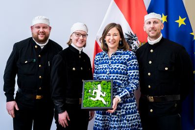 Am 15. J&auml;nner 2026 empfing Bundesministerin Claudia Bauer (m.r.) Rauchfangkehrerinnen und Rauchfangkehrer in ihrem B&uuml;ro.