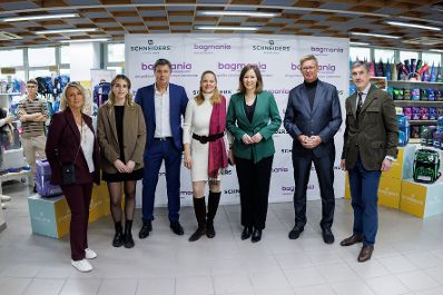 Am 16. J&auml;nner 2026 nahm Bundesministerin Claudia Bauer (3.v.r.) im Rahmen ihres Bundesl&auml;ndertages an der Er&ouml;ffnung des Schneiders Bags Gesch&auml;ft in Wien-V&ouml;sendorf teil.