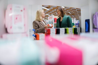 Am 16. J&auml;nner 2026 nahm Bundesministerin Claudia Bauer (r.) im Rahmen ihres Bundesl&auml;ndertages an der Er&ouml;ffnung des Schneiders Bags Gesch&auml;ft in Wien-V&ouml;sendorf teil.
