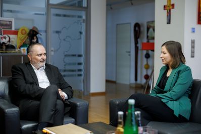 Am 16. J&auml;nner 2026 besuchte Bundesministerin Claudia Bauer (r.) im Rahmen ihres Bundesl&auml;ndertages den Landeshauptmann von Burgenland Pans Peter Doskozil (l.). Im Bild bei einem Arbeitsgespr&auml;ch.
