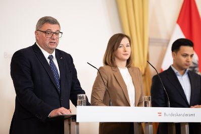 Am 21. J&auml;nner 2026 gab Bundesministerin Claudia Bauer (m.) gemeinsam mit Staatssekret&auml;r J&ouml;rg Leichtfried (l.) und Klubobmann Yannick Shetty (r.) eine Pressekonferenz anl&auml;sslich dier Einf&uuml;hrung einer verpflichtenden Werte-Charta f&uuml;r Asylberechtigte sowie konsequente Schritte gegen politischen Islam und Extremismus.