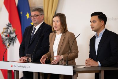 Am 21. J&auml;nner 2026 gab Bundesministerin Claudia Bauer (m.) gemeinsam mit Staatssekret&auml;r J&ouml;rg Leichtfried (l.) und Klubobmann Yannick Shetty (r.) eine Pressekonferenz anl&auml;sslich dier Einf&uuml;hrung einer verpflichtenden Werte-Charta f&uuml;r Asylberechtigte sowie konsequente Schritte gegen politischen Islam und Extremismus.