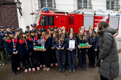 Am 24. J&auml;nner 2026 empfing Bundesministerin Claudia Bauer (r.) die Gewinnerinnen und Gewinner des Bundesfeuerwehrjugendleistungsbewerbs im Bundeskanzleramt in Wien.