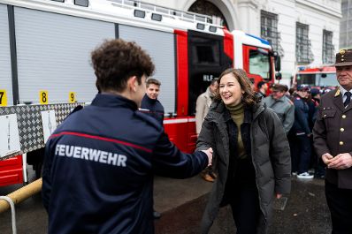 Am 24. J&auml;nner 2026 empfing Bundesministerin Claudia Bauer (r.) die Gewinnerinnen und Gewinner des Bundesfeuerwehrjugendleistungsbewerbs im Bundeskanzleramt in Wien.