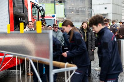 Am 24. J&auml;nner 2026 empfing Bundesministerin Claudia Bauer (m.) die Gewinnerinnen und Gewinner des Bundesfeuerwehrjugendleistungsbewerbs im Bundeskanzleramt in Wien.