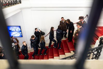 Am 24. J&auml;nner 2026 empfing Bundesministerin Claudia Bauer (2.v.r.) die Gewinnerinnen und Gewinner des Bundesfeuerwehrjugendleistungsbewerbs im Bundeskanzleramt in Wien.