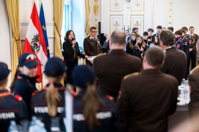 Am 24. J&auml;nner 2026 empfing Bundesministerin Claudia Bauer (l.) die Gewinnerinnen und Gewinner des Bundesfeuerwehrjugendleistungsbewerbs im Bundeskanzleramt in Wien.