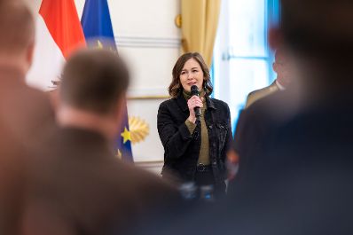 Am 24. J&auml;nner 2026 empfing Bundesministerin Claudia Bauer (m.) die Gewinnerinnen und Gewinner des Bundesfeuerwehrjugendleistungsbewerbs im Bundeskanzleramt in Wien.