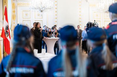 Am 24. J&auml;nner 2026 empfing Bundesministerin Claudia Bauer (2.v.l.) die Gewinnerinnen und Gewinner des Bundesfeuerwehrjugendleistungsbewerbs im Bundeskanzleramt in Wien.