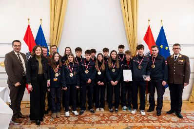 Am 24. J&auml;nner 2026 empfing Bundesministerin Claudia Bauer (2.v.l.) die Gewinnerinnen und Gewinner des Bundesfeuerwehrjugendleistungsbewerbs im Bundeskanzleramt in Wien.