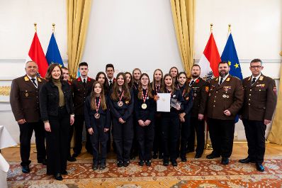 Am 24. J&auml;nner 2026 empfing Bundesministerin Claudia Bauer (2.v.l.) die Gewinnerinnen und Gewinner des Bundesfeuerwehrjugendleistungsbewerbs im Bundeskanzleramt in Wien.