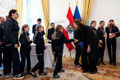 Am 24. J&auml;nner 2026 empfing Bundesministerin Claudia Bauer (2.v.r.) die Gewinnerinnen und Gewinner des Bundesfeuerwehrjugendleistungsbewerbs im Bundeskanzleramt in Wien.