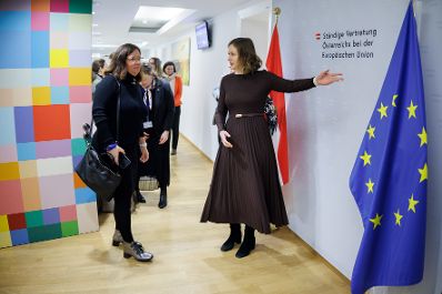 Am 26. J&auml;nner 2026 reiste Bundesministerin Claudia Bauer (r.) nach Br&uuml;ssel und nahm am Rat f&uuml;r &bdquo;Allgemeine Angelegenheiten&ldquo; der Europ&auml;ischen Union teil. Im Bild bei einem Arbeitsgespr&auml;ch mit der Chefdiplomatischen Beraterin f&uuml;r EU-Angelegenheiten, Milena Hrdinkova (l.).
