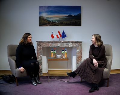 Am 26. J&auml;nner 2026 reiste Bundesministerin Claudia Bauer (r.) nach Br&uuml;ssel und nahm am Rat f&uuml;r &bdquo;Allgemeine Angelegenheiten&ldquo; der Europ&auml;ischen Union teil. Im Bild bei einem Arbeitsgespr&auml;ch mit der Chefdiplomatischen Beraterin f&uuml;r EU-Angelegenheiten, Milena Hrdinkova (l.).