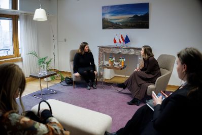 Am 26. J&auml;nner 2026 reiste Bundesministerin Claudia Bauer (2.v.r.) nach Br&uuml;ssel und nahm am Rat f&uuml;r &bdquo;Allgemeine Angelegenheiten&ldquo; der Europ&auml;ischen Union teil. Im Bild bei einem Arbeitsgespr&auml;ch mit der Chefdiplomatischen Beraterin f&uuml;r EU-Angelegenheiten, Milena Hrdinkova (m.l.).