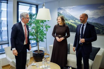 Am 26. J&auml;nner 2026 reiste Bundesministerin Claudia Bauer (m.) nach Br&uuml;ssel und nahm am Rat f&uuml;r &bdquo;Allgemeine Angelegenheiten&ldquo; der Europ&auml;ischen Union teil. Im Bild gemeinsamen mit Magnus Brunner (l.) EU-Kommissar f&uuml;r Inneres und Migration der Europ&auml;ischen Union und Benjamin Haddad (r.) beigeordneter Minister f&uuml;r Europa beim Minister f&uuml;r Europa und ausw&auml;rtige Angelegenheiten.