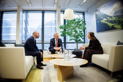 Am 26. J&auml;nner 2026 reiste Bundesministerin Claudia Bauer (r.) nach Br&uuml;ssel und nahm am Rat f&uuml;r &bdquo;Allgemeine Angelegenheiten&ldquo; der Europ&auml;ischen Union teil. Im Bild bei einem gemeinsamen Arbeitsgespr&auml;ch mit Magnus Brunner (m.) EU-Kommissar f&uuml;r Inneres und Migration der Europ&auml;ischen Union und Benjamin Haddad (l.) beigeordneter Minister f&uuml;r Europa beim Minister f&uuml;r Europa und ausw&auml;rtige Angelegenheiten.