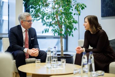 Am 26. J&auml;nner 2026 reiste Bundesministerin Claudia Bauer (r.) nach Br&uuml;ssel und nahm am Rat f&uuml;r &bdquo;Allgemeine Angelegenheiten&ldquo; der Europ&auml;ischen Union teil. Im Bild bei einem gemeinsamen Arbeitsgespr&auml;ch mit Magnus Brunner (l.) EU-Kommissar f&uuml;r Inneres und Migration der Europ&auml;ischen Union und Benjamin Haddad beigeordneter Minister f&uuml;r Europa beim Minister f&uuml;r Europa und ausw&auml;rtige Angelegenheiten.