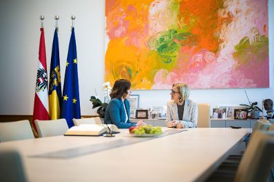 Am 27. J&auml;nner 2026 besuchte Bundesministerin Claudia Bauer (l.) Landeshauptfrau Johanna Mikl-Leitner (r.).