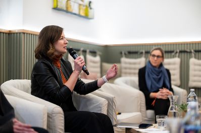 Am 28. J&auml;nner 2026 nahm Bundesministerin Claudia Bauer (l.) an den Familienpolitischen Gespr&auml;chen teil.
