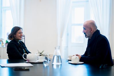 Am 29. J&auml;nner 2026 empfing Bundesministerin Claudia Bauer (l.) den Soziologen Kenan G&uuml;ng&ouml;r (r.) zu einem Arbeitsgespr&auml;ch.